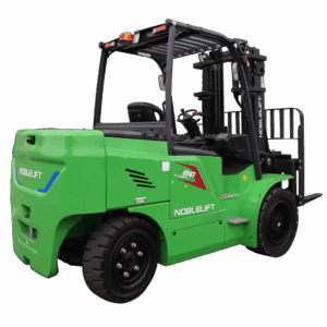 Noblelift FE4P80N: kelia iki 8 tonų ir iki 4500 mm, postūmis su pozicionieriumi, 2.4 m šakės, 96V554Ah Li baterija ir 96V100A įkroviklis, valdymas mini svirtlėmis, kabina