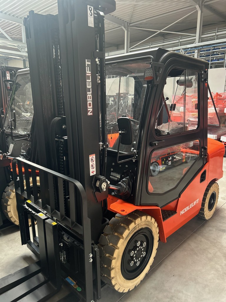 Noblelift CPCD38: 3,8 tonų dyzelinis krautuvas, keliantis iki 4800 mm, šoninis postūmis, pilna apšildoma kabina, elastinės netepančios padangos, EU paketas - Image 13