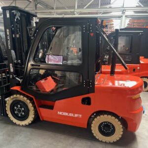Noblelift CPCD38: 3,8 tonų dyzelinis krautuvas, keliantis iki 4800 mm, šoninis postūmis, pilna apšildoma kabina, elastinės netepančios padangos, EU paketas