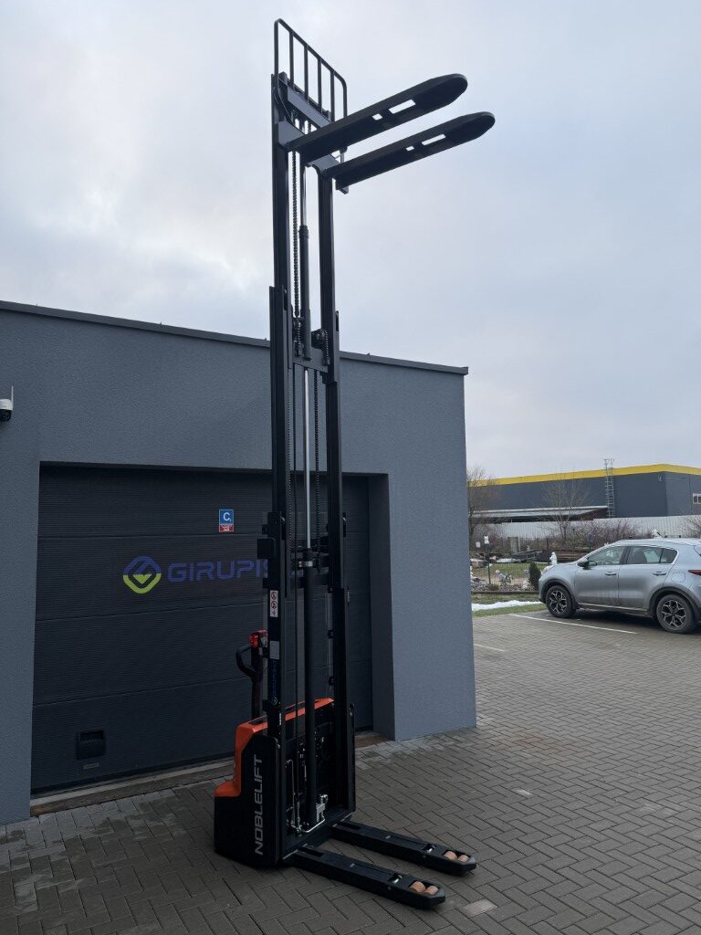 Savaeigis elektrinis keltuvas SWB130D, triguba strėlė ir su pradiniu pasistiebimu, kelia 1300 kg iki 4300 mm, 25,6V100Ah ličio baterija ir integruotas 25A įkroviklis - Image 8