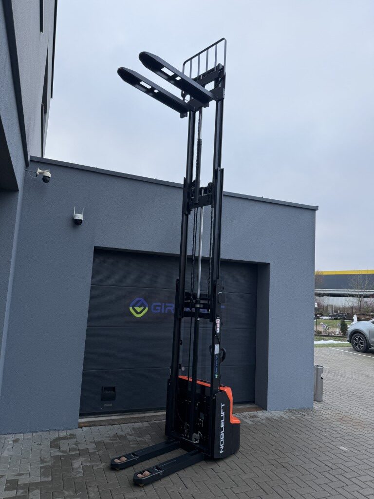 Savaeigis elektrinis keltuvas SWB130D, triguba strėlė ir su pradiniu pasistiebimu, kelia 1300 kg iki 4300 mm, 25,6V100Ah ličio baterija ir integruotas 25A įkroviklis - Image 9