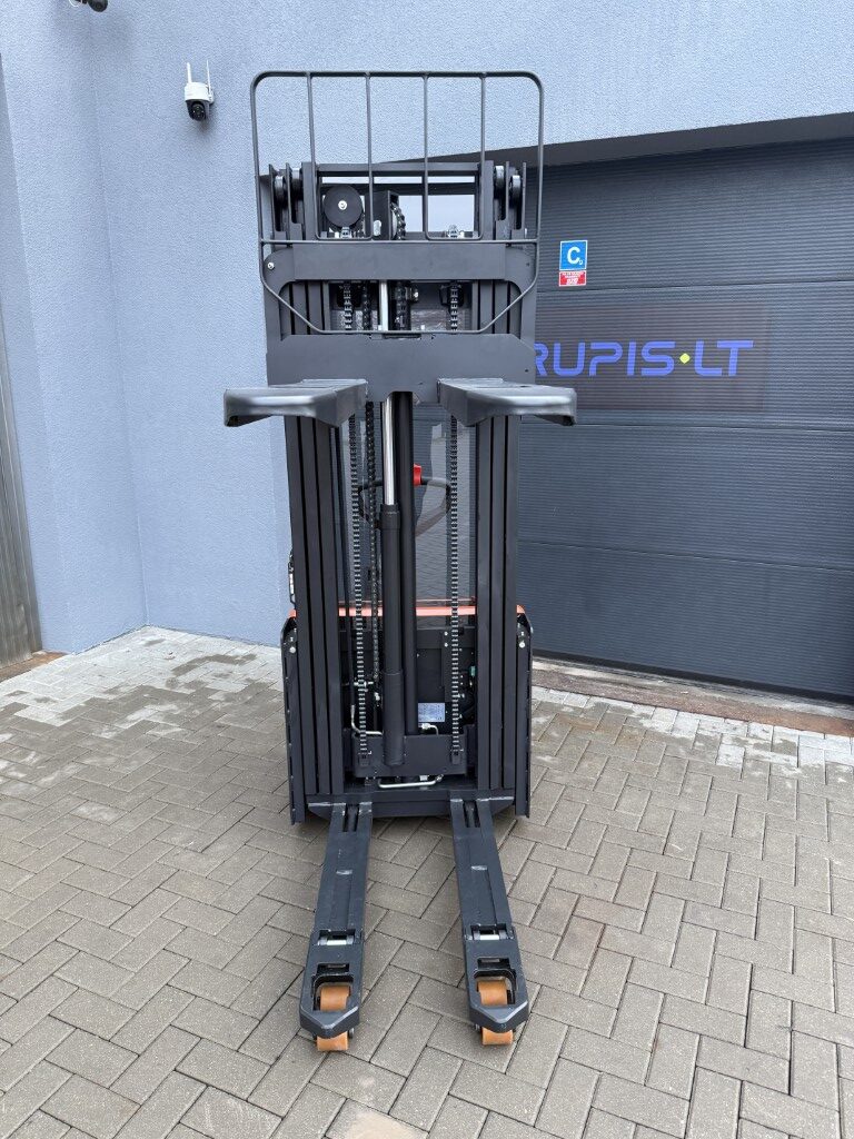 Savaeigis elektrinis keltuvas SWB130D, triguba strėlė ir su pradiniu pasistiebimu, kelia 1300 kg iki 4300 mm, 25,6V100Ah ličio baterija ir integruotas 25A įkroviklis - Image 4