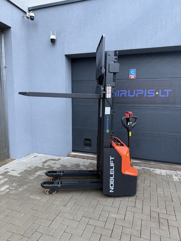 Savaeigis elektrinis keltuvas SWB130D, triguba strėlė ir su pradiniu pasistiebimu, kelia 1300 kg iki 4300 mm, 25,6V100Ah ličio baterija ir integruotas 25A įkroviklis - Image 6