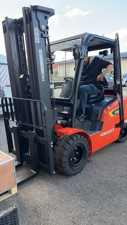 Noblelift NP35 krautuvas su pilna kabina, vaizdas iš priekio