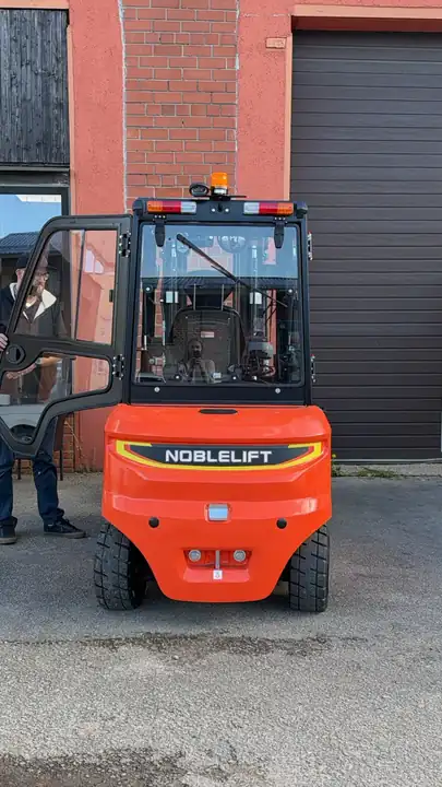 Noblelift NP35 krautuvas su pilna kabina, vaizdas iš galo